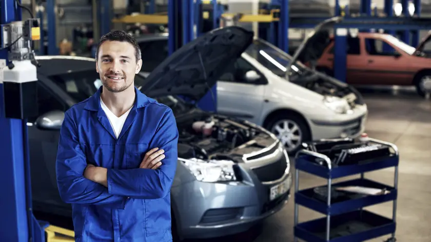 Elis - komplexný servis pracovných odevov Servisní technik v autodílně v pracovním oděvu